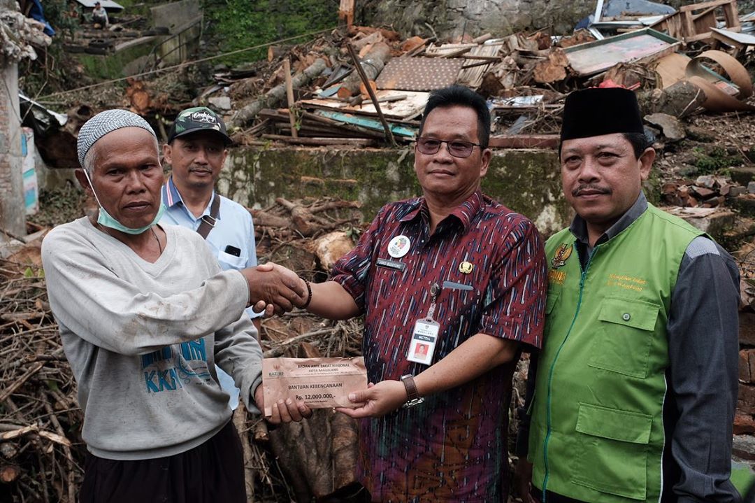 Baznas Kota Magelang Serahkan Bantuan Untuk Korban Pohon Roboh