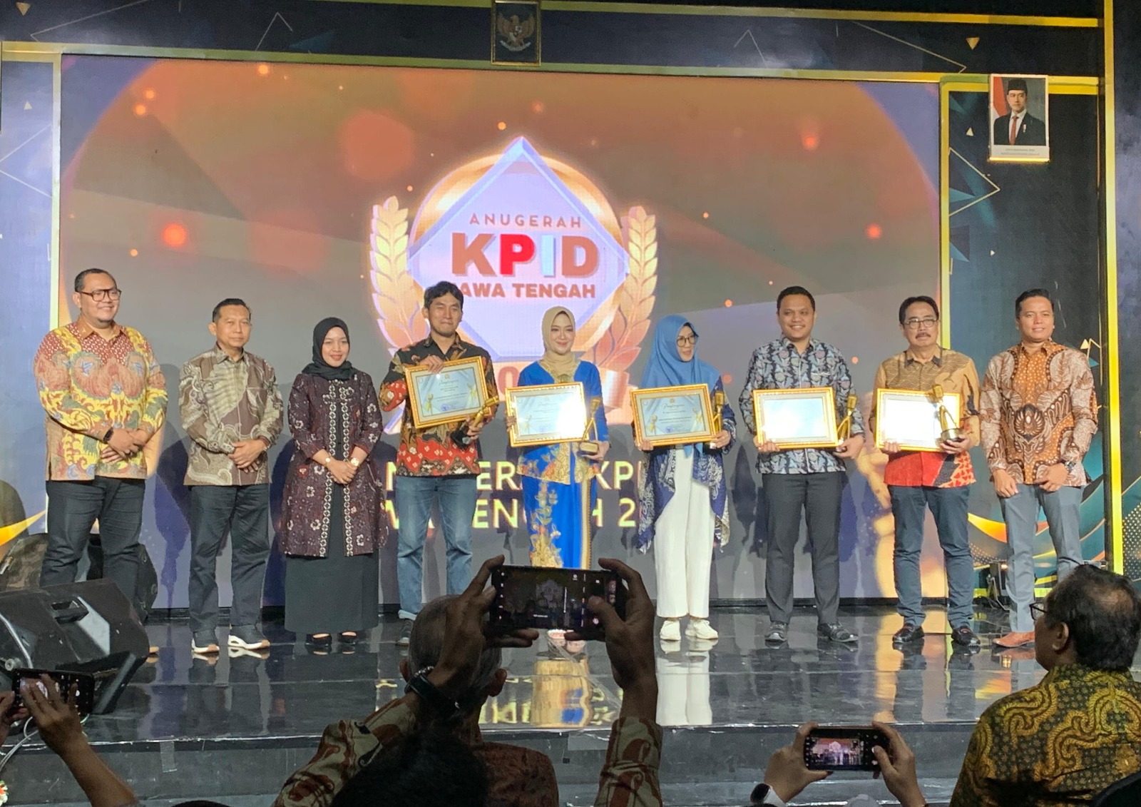 RAIH SEJUMLAH PENGHARGAAN, RADIO MAGELANG FM KOMITMEN MEMBERIKAN SIARAN ADAPTIF DI ERA DIGITAL